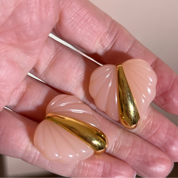 Vintage 80 90 Retro Maximalism Deco pink Lucite Heart Gold Mobwife Earrings - Picture 7 of 15